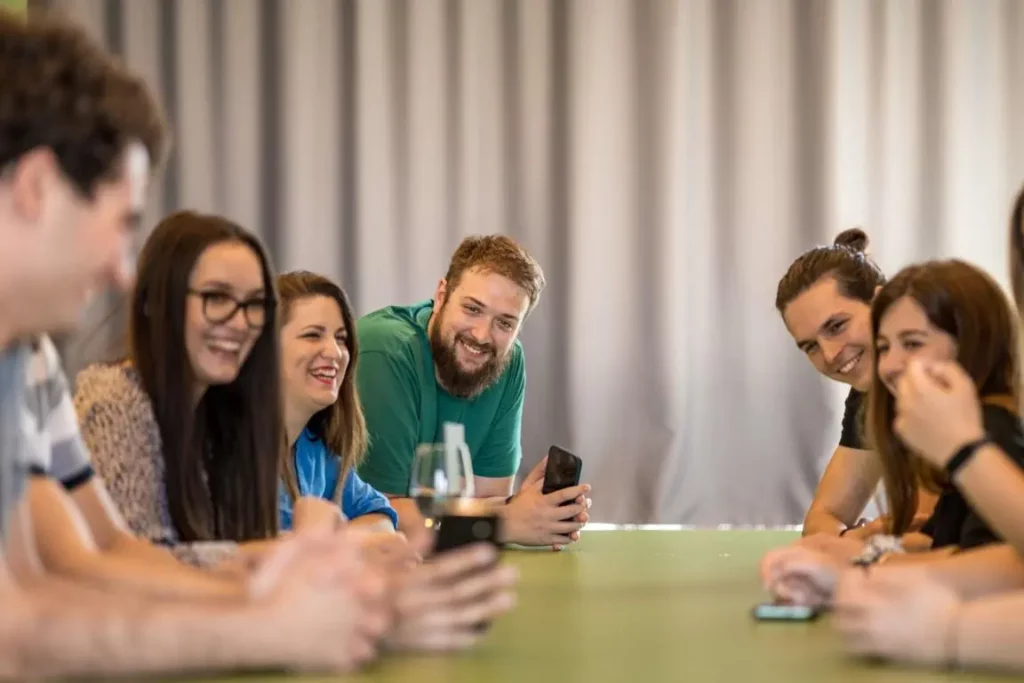 Kustodian team sitting